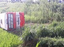 Xe buýt lật dưới ruộng, 2 người tử vong, 8 người bị thương