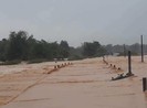 Nghệ An, Hà Tĩnh đang mưa trắng trời, đường ngập sạt lở đất