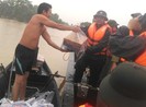 Chùm ảnh: Khốn khổ chờ nước lũ rút để dọn bùn ở Hà Tĩnh
