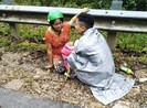 Chồng đỡ đẻ cho vợ trên đường
