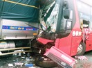Ô tô khách đấu đầu xe tải, một người chết, 15 người bị thương