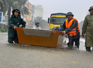 Mưa trắng trời, đường ở TP Vinh ngập như sông