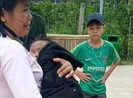 Thầy giáo dũng cảm cứu trẻ em du xuân bị rơi xuống hồ nước