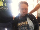 Kẻ buôn ma túy rút dao chống cảnh sát