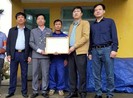 Nhân viên gác chắn cứu tàu và xe được nhận bằng khen