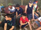 Đang say sưa đá gà ăn tiền, công an ập vào