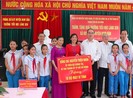 Bí thư Nguyễn Thiện Nhân thăm, tặng quà người dân Nghệ An