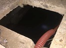 Mẹ khóc ngất khi thấy thi thể con trai 4 tuổi dưới hố ga