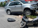 Va chạm xe biển xanh với xe máy điện, cô gái phải cấp cứu