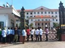 Dân kéo lên tỉnh phản đối giải thể trường: Sau 5-7 sẽ trả lời