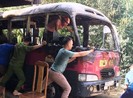 Cháy xe khách nghi do thắp hương cúng rằm