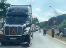 Xe container tông xe máy, vợ tử vong, chồng nguy kịch