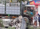 Xe tải bị tông lật xuống kênh, tài xế tử vong