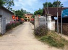 Cô gái quên giấy giới thiệu phóng viên giả trước trụ sở xã