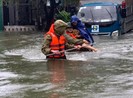 Cảm động cảnh sát vượt lũ đưa 4 phụ nữ đi sinh con