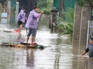 Dân đóng bè chuối đi lại trong vùng lũ