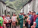 Sợ sạt lở lấp cả làng, 1.400 người ra ở khu lều bạt