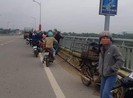 Phát hiện thanh niên nhảy cầu nhưng không thể lao xuống cứu