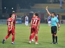 Sai lầm của trọng tài giúp đội bóng của bầu Hiển vào chung kết