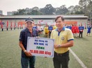 NSND Việt Anh chơi bóng từ thiện với các nhà vô địch SEA Games
