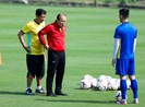 Thầy trò ông Park khó tìm quân xanh đá tập vì COVID-19