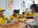 Sinh viên Văn Toàn, Tuấn Anh bán cà phê Ông Bầu cho sinh viên