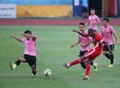Mưa trời và mưa gôn ở sân Hàng Đẫy