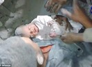 Giải cứu kì diệu bé gái 2 tháng tuổi bị chôn vùi trong đống đổ nát