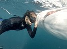 Cô gái "người cá" thoát ly gia đình để sống chung với bầy cá mập