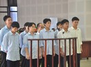 Rút súng bắn người xong đi... hát karaoke