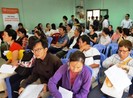 Sàn giao dịch việc làm đông nghịt người tìm việc