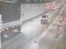 Xe tải làm rớt bao tro gây bụi mù mịt trong hầm Thủ Thiêm