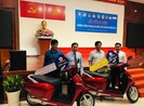 EVN HCMC trao hai xe máy điện cho khách hàng