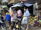 Người dân vui mừng khi được tặng khẩu trang