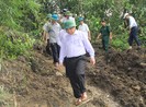 Trưởng ban tổ chức TW vượt núi đi bộ vào tâm lũ Mường Lát