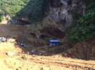Huy động hàng trăm người cùng máy móc giải cứu 2 phu vàng