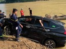 Ô tô 7 chỗ lao xuống sông Mã, 3 người tử vong