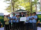 FE CREDIT tặng BHYT cho gia đình công nhân khó khăn