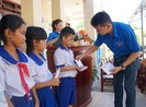 Báo Pháp Luật TP.HCM trao 70 suất học bổng cho HS Quảng Ngãi