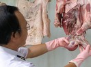Ban An toàn thực phẩm bày cách 'lật mặt' thịt thối