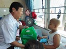 Lãnh đạo Sở Y tế thăm, tặng quà bệnh nhân ung thư
