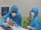 Bệnh nhân 91 ngồi đong đưa 2 chân và tự điều chỉnh giường bệnh