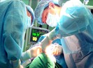 Chuyện lạ: Tiêm kháng sinh vào mông để sửa mũi sắp đứt lìa