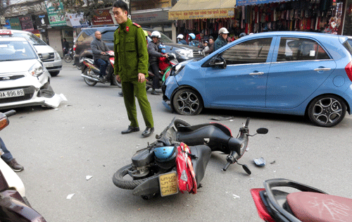 Hai ô tô đấu đầu, một người nhập viện nguy kịch