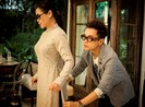 Ca sĩ Khánh Ly thử áo dài trước khi biểu diễn