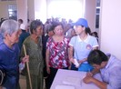 Tặng 300 phần quà cho các hộ nghèo