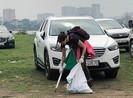 2 người nước ngoài nhặt rác tại Phủ Tây Hồ, Hà Nội