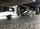 Một phụ nữ 69 tuổi chạy xe máy bị ô tô tải cuốn vào gầm