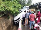 Ô tô 4 chỗ va vào vách núi tại bán đảo Sơn Trà