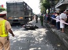 Xe đầu kéo bấm còi làm người phụ nữ ngã xe tử vong